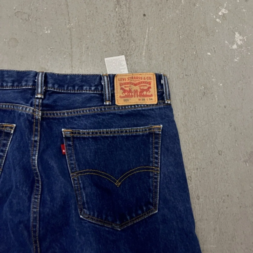 Levi's 505 Men's‎ Jeans Size 38 x 34 Blue Straight Leg Denim Classic Five Pocket